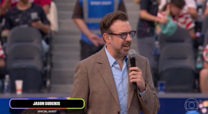Diễn viên Jason Sudeikis là đại sứ chính thức của World Cup. Anh đứng trên sân khấu ở giữa vòng tròn trung tâm để phát biểu.