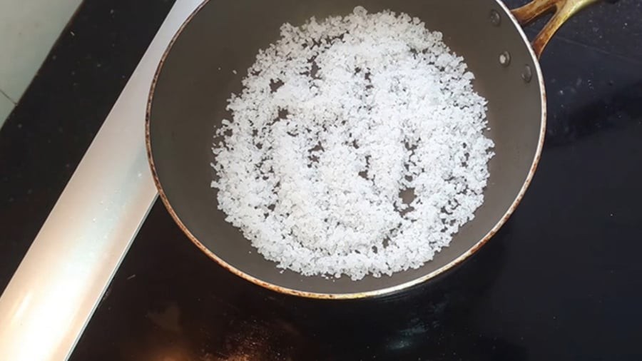 Dùng muối rang – tạo lớp chống dính tự nhiên

