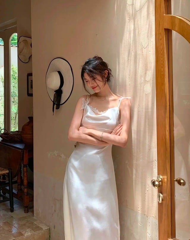 Giữa hàng loạt xu hướng thời trang thay đổi liên tục mỗi mùa, váy hai dây vẫn duy trì được vị thế riêng nhờ vẻ đẹp tinh tế và dễ ứng dụng. 