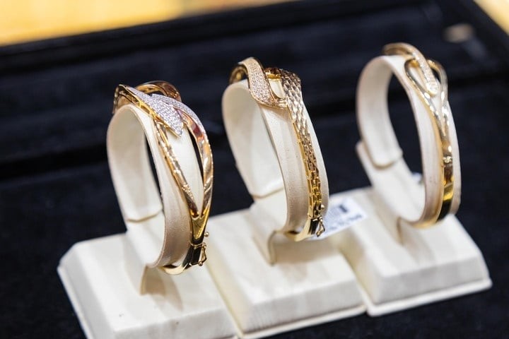 Tại thị trường quốc tế, giá vàng niêm yết trên Kitco sáng 14/6 đang ở mức 4.218 USD mỗi ounce, tăng 8 USD mỗi ounce so với đầu giờ sáng hôm qua. 