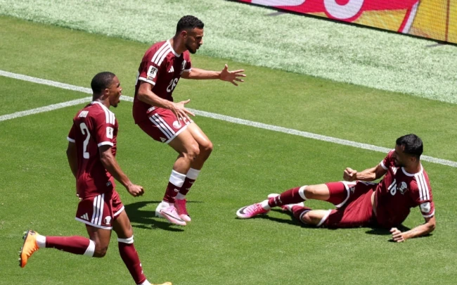Các cầu thủ Qatar ăn mừng bàn thắng.