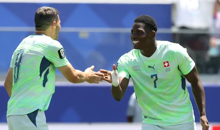 Breel Embolo mở tỷ số cho Thụy Sĩ.
