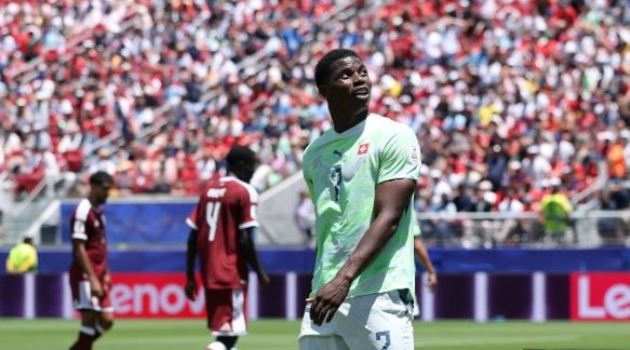 Breel Embolo ghi bàn đầu tiên từ chấm 11 ở các kỳ World Cup cho Thụy Sĩ.