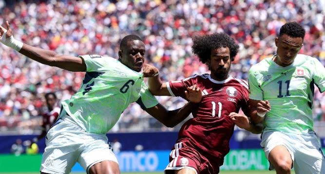 Denis Zakaria (6.6/10 điểm): Khá bất ngờ khi Zakaria đá chính ở vị trí hậu vệ phải. Anh kiến tạo bàn mở tỷ số 1-0 bằng quả tạt cho Embolo và liên tục dâng cao hỗ trợ tấn công. Trong bàn thua muộn, Zakaria đã để đối thủ thực hiện quả tạt quá dễ dàng.