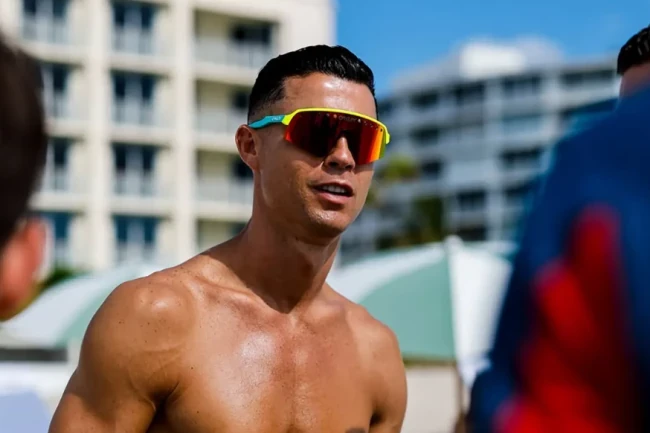 Ronaldo khoe body săn chắc.