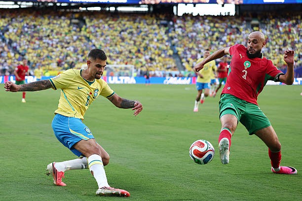 Bruno Guimaraes (7.2): Là người chơi tốt nhất ở hàng tiền vệ Brazil. Anh không chỉ hỗ trợ đắc lực cho Vinicius mà còn bao quát khu vực sân nhà hiệu quả hơn hẳn Casemiro.