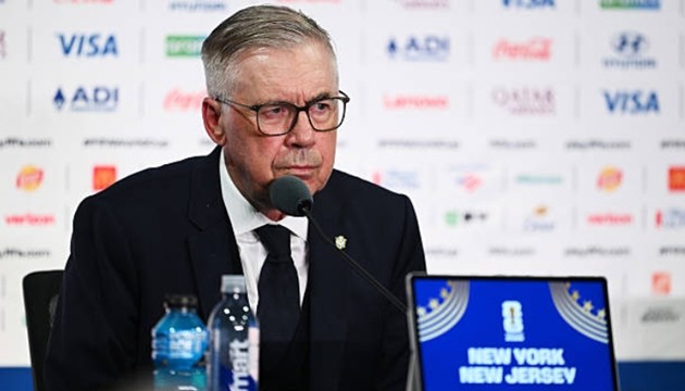 Carlo Ancelotti căng thẳng sau trận hòa của Brazil.