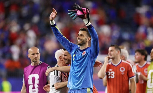 Angus Gunn (7.8): Một trận đấu khá nhàn nhã cho Gunn khi anh ít khi bị thử thách trực diện. Tuy nhiên, thủ thành này ghi điểm nhờ khả năng chơi chân điềm tĩnh, giúp Scotland luân chuyển bóng mượt mà từ tuyến dưới.