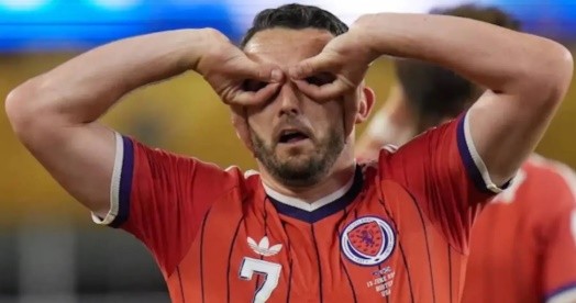 McGinn tỏa sáng với bàn thắng giúp Scotland giành trọn 3 điểm.