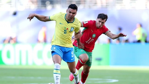 Casemiro mờ nhạt trước hàng phòng ngự của Morocco.
