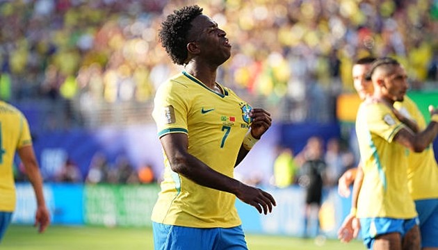 Vinicius cho rằng chất lượng mặt cỏ khiến lỗi chơi của Brazil gặp khó.