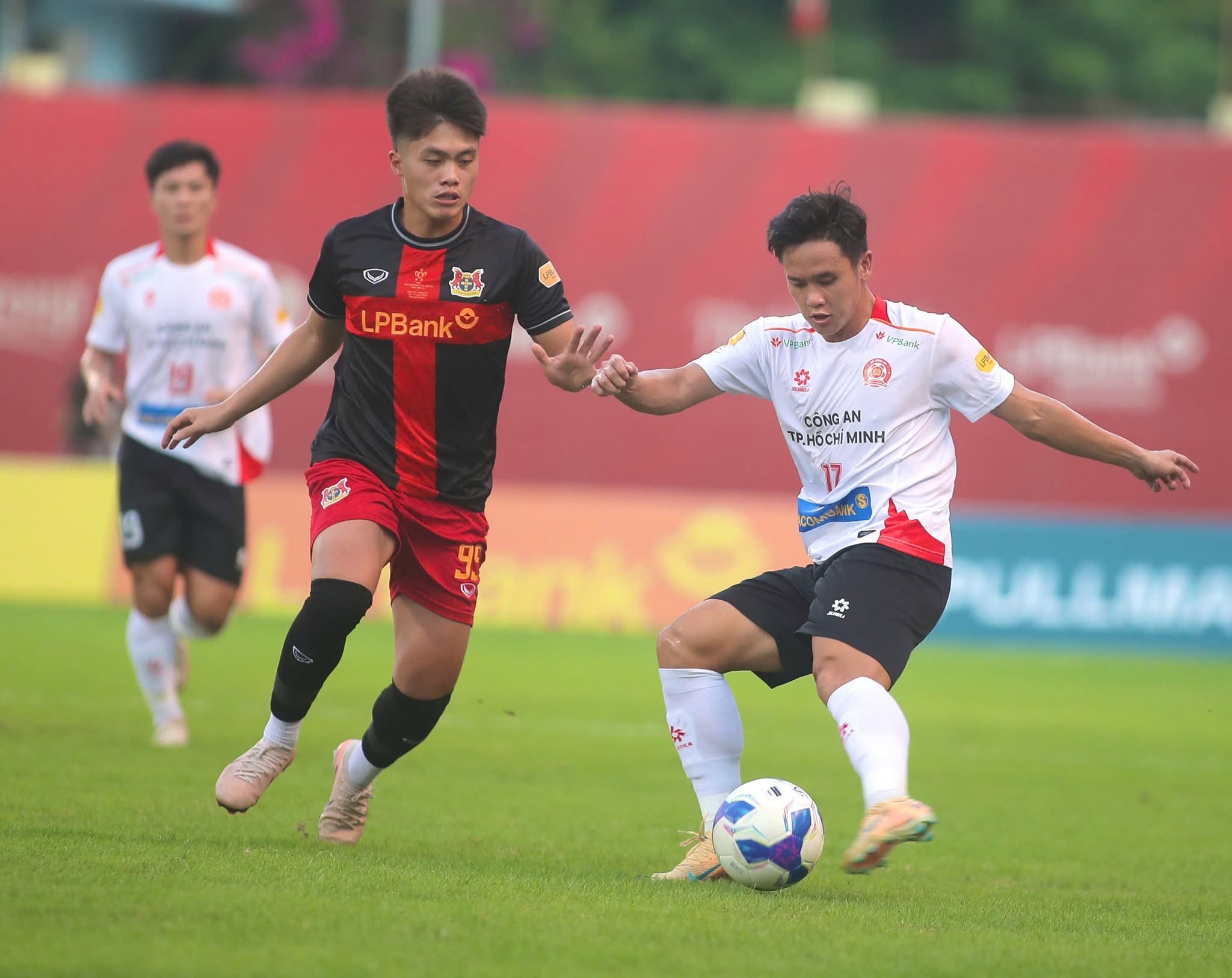 Ninh Bình gặp nhiều khó khăn trong việc tìm đường vào khung thành của CA TPHCM. Ảnh: CLB CA TPHCM.