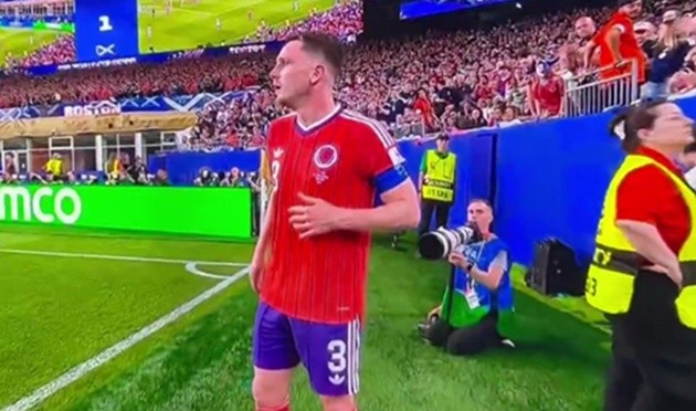 Robertson sớm nghĩ ra cách để lách luật ném biên của FIFA.