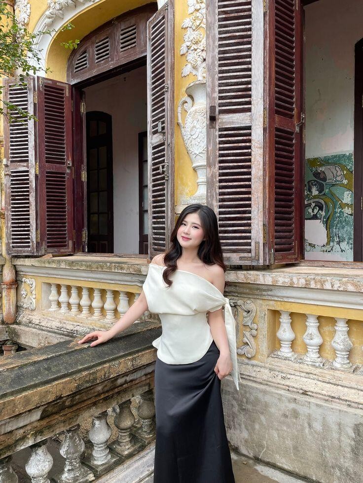 Thiết kế khoe khéo phần vai và xương quai xanh giúp tạo điểm nhấn nữ tính mà vẫn giữ được sự tinh tế cần thiết.