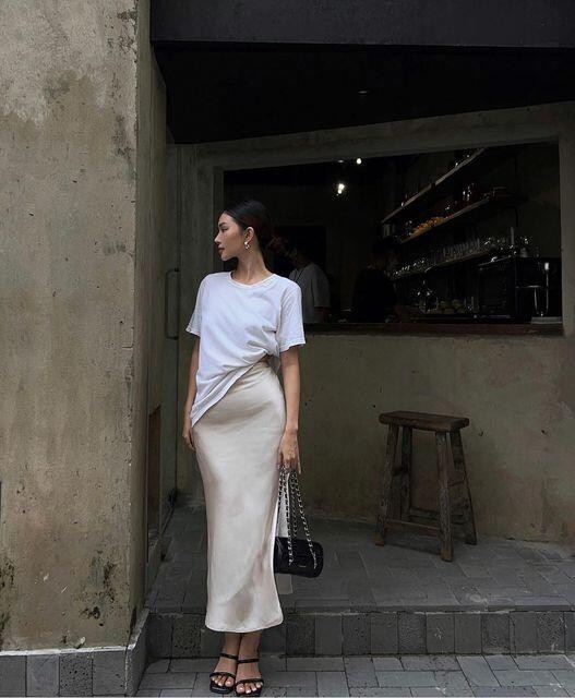  Sự kết hợp giữa món đồ mang tính ứng dụng cao và chất liệu mềm mại tạo nên tổng thể hài hòa, dễ mặc trong nhiều hoàn cảnh.