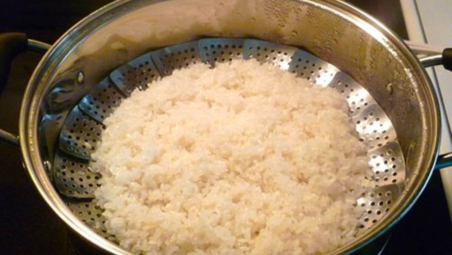 Đồ xôi bằng hơi nước, không để nước chạm gạo

