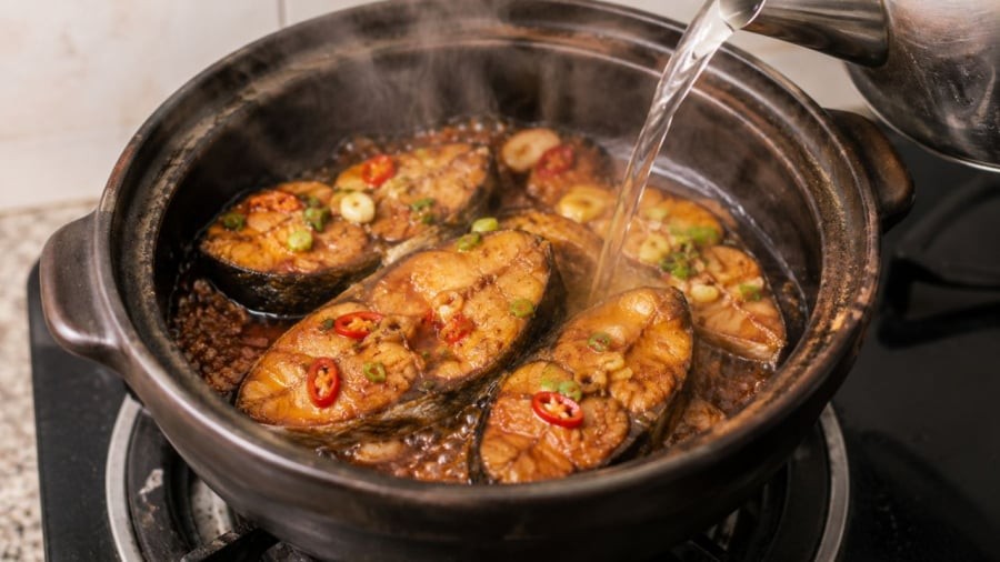 Luôn dùng nước nóng để kho cá, từ lần cho đầu hoặc những lần cho sau