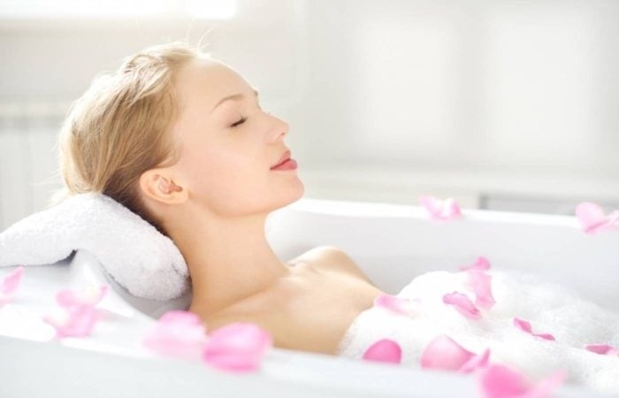 Đối với những vùng da nhạy cảm, việc vệ sinh đúng cách là điều cần thiết để hạn chế vi khuẩn sinh sôi.