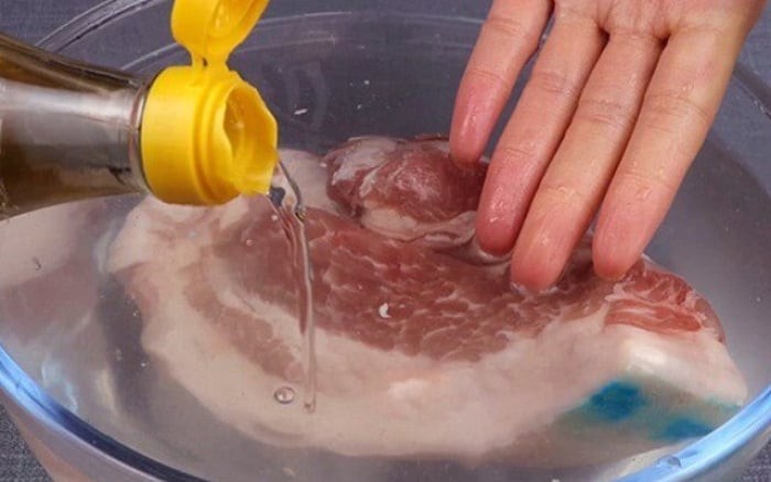 Ngâm nước lạnh + vài giọt giấm (cách nhanh nhất)

