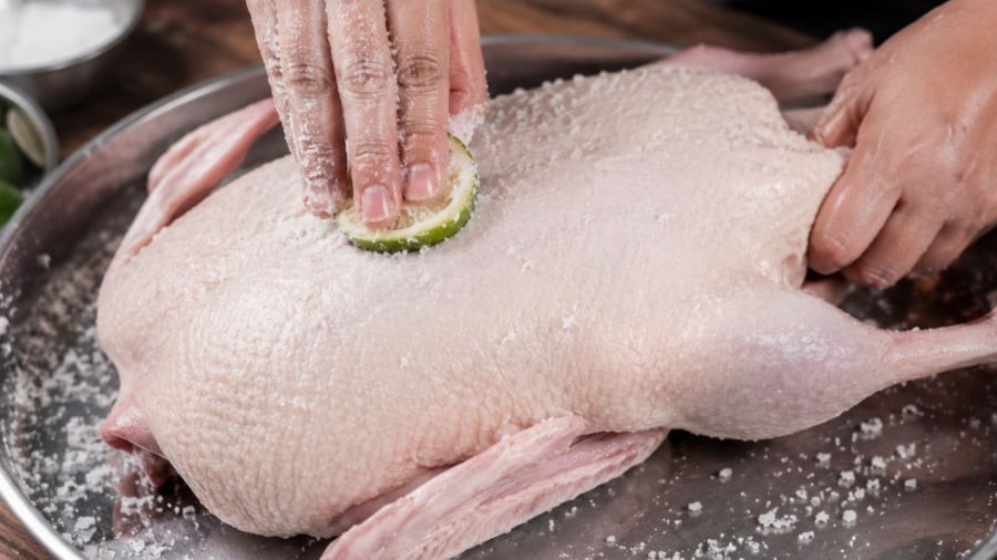 Chanh và muối là trợ thủ giúp làm bay mùi hôi ở da vịt