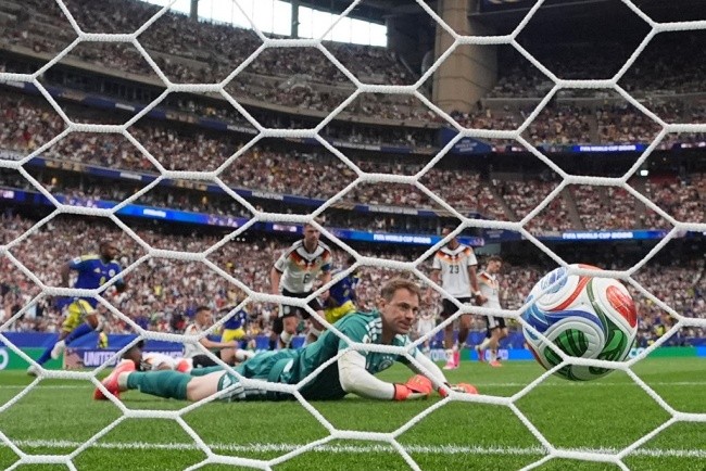 Manuel Neuer - 7.1 điểm: Trong ngày trở lại sân chơi World Cup, Neuer thi đấu điềm tĩnh và không có lỗi trong bàn thua duy nhất của Đức.