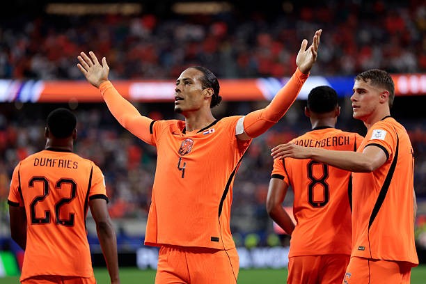 Virgil van Dijk (7.2): Ngoại trừ một vài đường chuyền thiếu chính xác, thủ quân của Hà Lan vẫn duy trì được sự điềm tĩnh thường thấy. Chính anh là người khai thông thế bế tắc với một pha đánh đầu hiểm hóc.