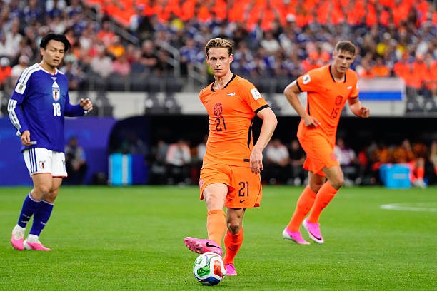 Frenkie de Jong (6.6): Giữ vai trò kết nối các tuyến và điều tiết lối chơi, tuy nhiên màn trình diễn hôm nay của anh thiếu đi sự năng động và bùng nổ thường thấy.