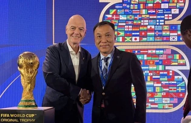 Ông Gianni Infantino (Chủ tịch FIFA) và ông Trần Quốc Tuấn (Chủ tịch VFF) trao đổi về bóng đá Việt Nam. Ảnh: VFF