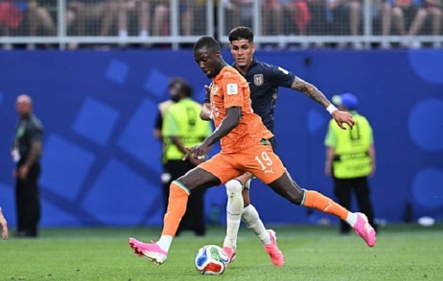 Nicolas Pépé (6.6): Di chuyển rộng để kết nối lối chơi và thực hiện các quả phạt góc. Anh phối hợp khá tốt với đồng đội nhưng không có nhiều khoảng trống để dứt điểm nguy hiểm.