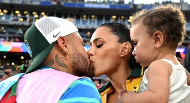 Neymar và bạn gái trở thành tâm điểm.