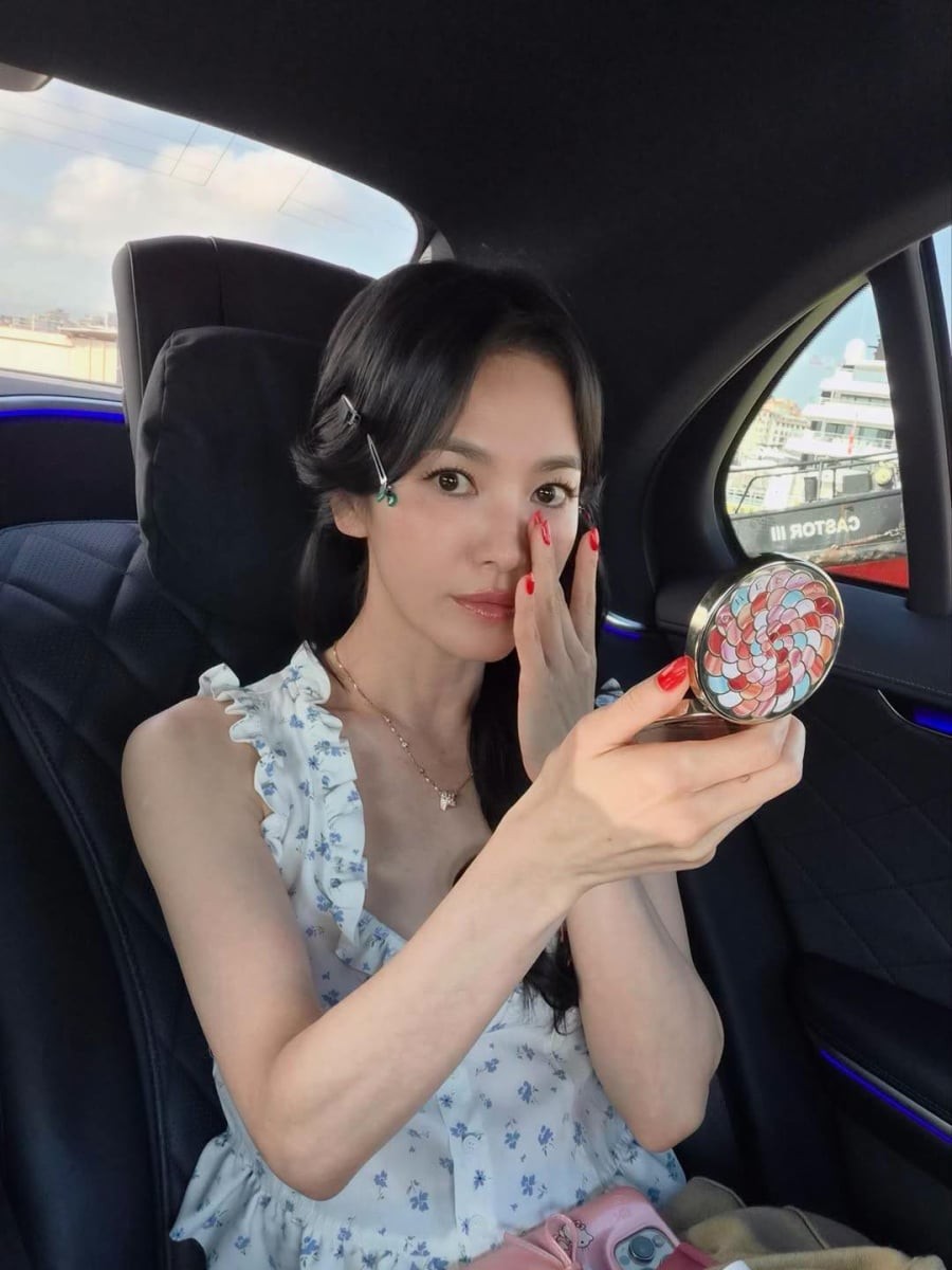 Dù thường gắn liền với phong cách tối giản, Song Hye Kyo vẫn khéo léo làm mới hình ảnh bằng những thiết kế họa tiết nhẹ nhàng. 