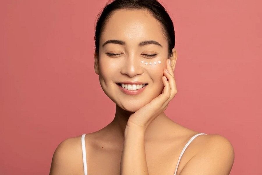 Bên cạnh quy trình chăm sóc da thông thường, massage mặt bằng dầu dưỡng đang trở thành một trong những phương pháp được nhiều người áp dụng. 