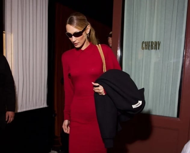 Trong khi đó, Bella Hadid lại chọn cách tiếp cận hoàn toàn khác khi diện váy polo mini màu đỏ dâu.