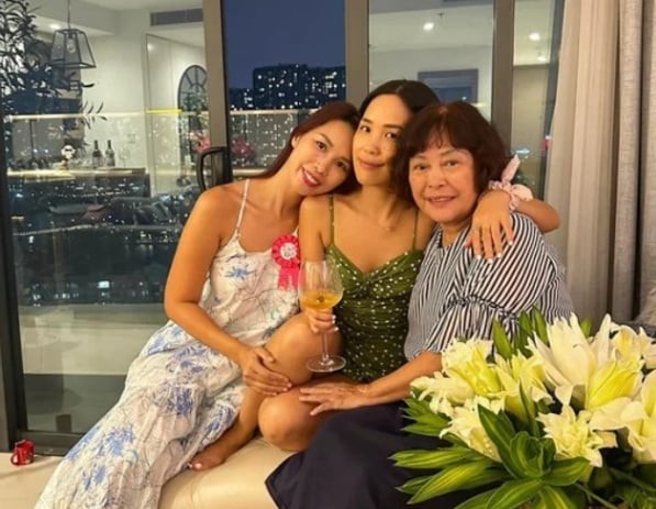 Siêu mẫu Hà Anh (ngoài cùng bên trái) cùng em gái và mẹ (bìa phải)


