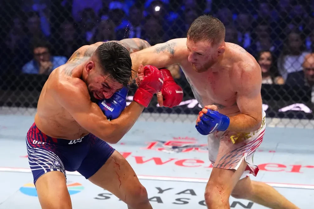 Justin Gaethje tung đòn vào Ilia Topuria tại UFC Freedom 250