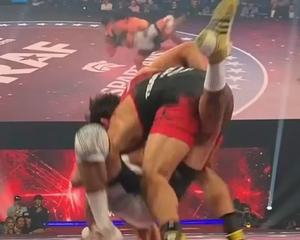 Arman Tsarukyan chiến thắng Tony Ferguson tại RAF 10