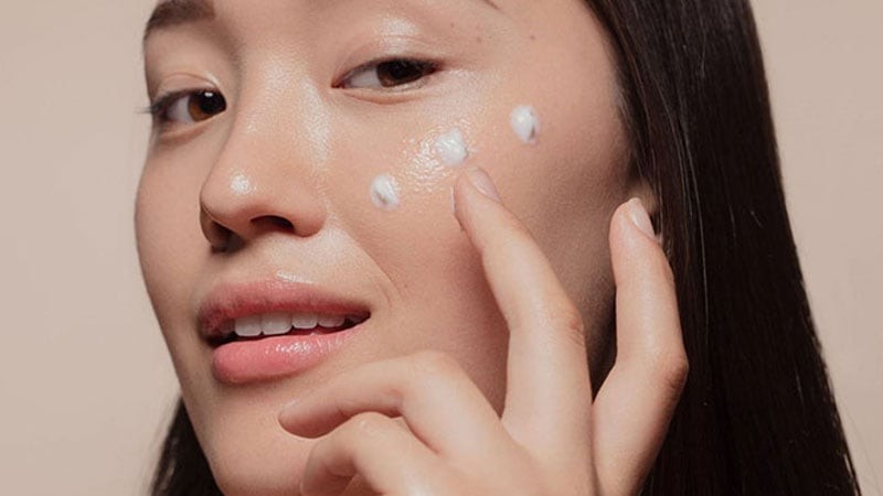 Việc massage nhẹ nhàng không chỉ mang lại cảm giác thư thái mà còn giúp làn da trở nên tươi tắn hơn nhờ tăng cường lưu thông máu ở bề mặt da.

