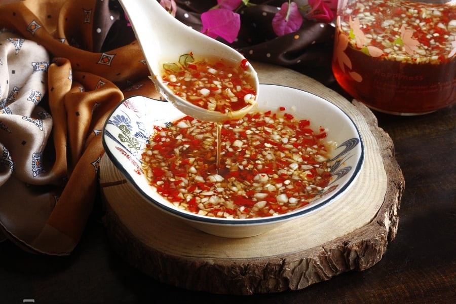 Loại nước chấm này có thể dùng cùng thịt luộc, rau luộc, nem rán, chả giò, bánh cuốn, bánh xèo hay nhiều món ăn gia đình khác.