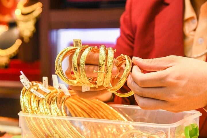 Thông tin Mỹ và Iran đạt thỏa thuận sơ bộ tại eo biển Hormuz giúp giá dầu giảm mạnh, làm giảm áp lực lạm phát và bớt đi gánh nặng lên chính sách tiền tệ.