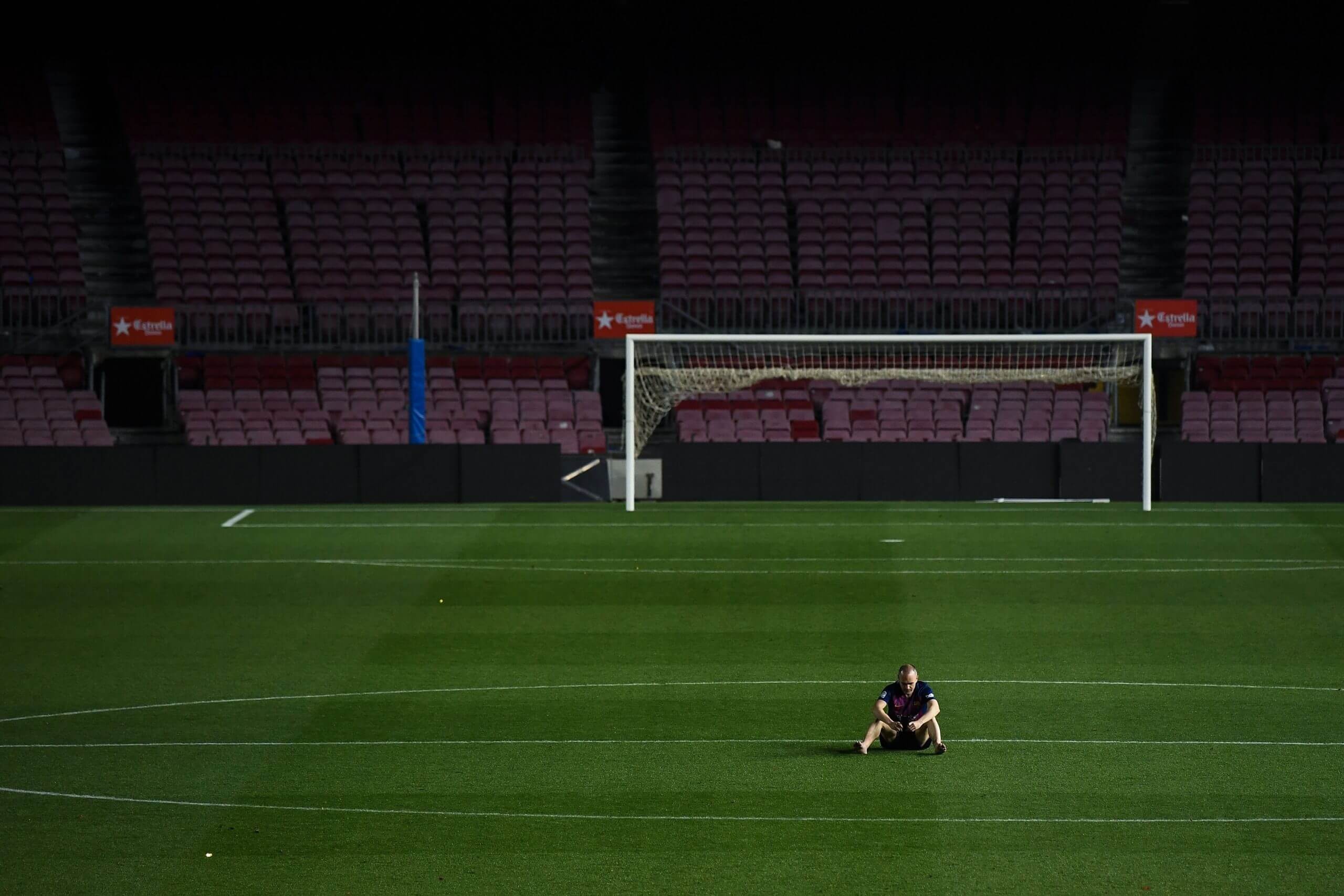 Iniesta ngồi lại sân Camp Nou sau trận đấu cuối cùng tại Barca