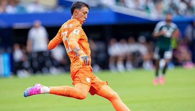 Fernando Muslera – 6.9: Thể hiện phong độ thiếu ổn định. Dù có pha cứu thua xuất thần trước cú sút của Al-Amri, sai lầm bắt bóng không dính từ pha đánh đầu của Kanno đã trực tiếp biếu cho đối thủ bàn mở tỷ số đầy tai hại.