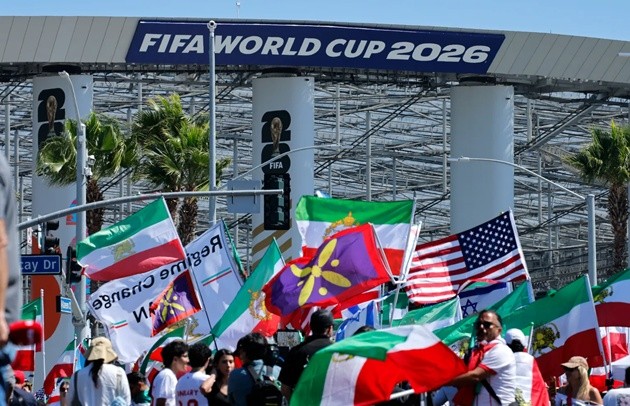 Cờ của Mỹ, cờ World Cup 2026 và cờ Iran được trưng bày trong một cuộc biểu tình bên ngoài sân vận động SoFi.