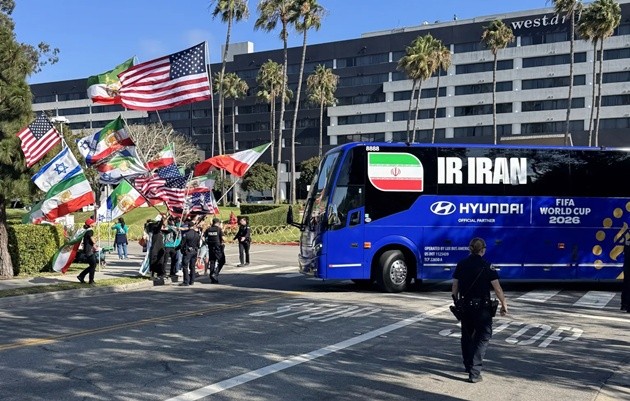Người biểu tình tập trung bên ngoài khách sạn nơi ĐT Iran đang lưu trú trước trận đấu mở màn bảng G gặp New Zealand