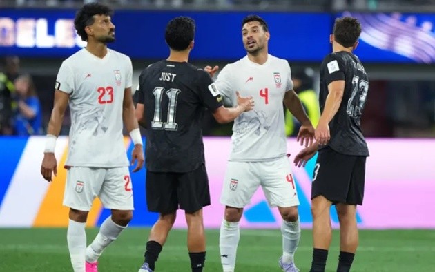 Iran hòa New Zealand 2-2 chung cuộc. Bảng G đồng loạt xuất hiện 2 trận hòa khi Bỉ cũng bị Ai Cập cầm chân 1-1 trước đó.