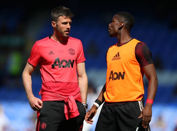 Pogba và Carrick từng là những người đồng đội ở Man Utd. 