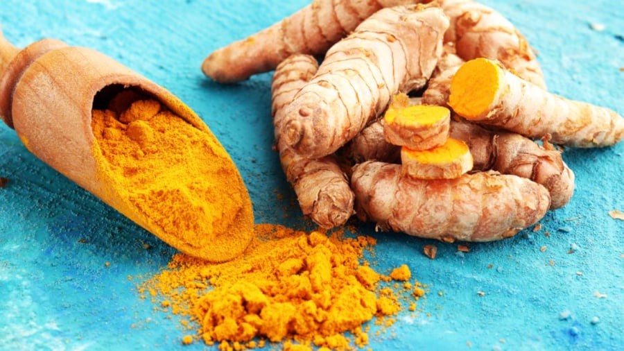 Nên sử dụng nghệ kết hợp với các chất béo lành mạnh hoặc hạt tiêu để tăng khả năng hấp thụ curcumin.