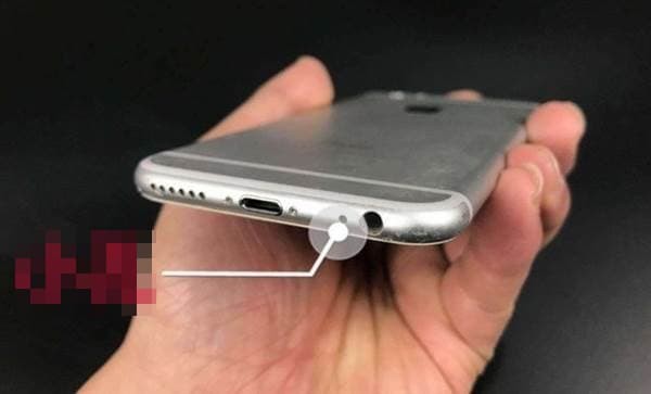 Lỗ nhỏ này chính là micro phụ trong hệ thống micro kép, có nhiệm vụ hỗ trợ lọc và giảm tiếng ồn
