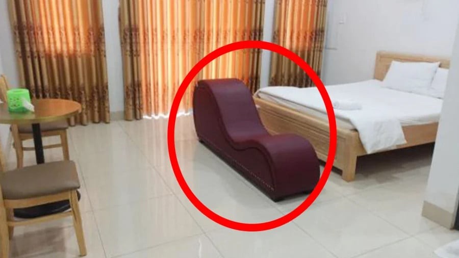 Khi đi khách sạn, nhà nghỉ bạn sẽ thấy hầu hết các phòng đều được trang bị một loại ghế cong đặc biệt