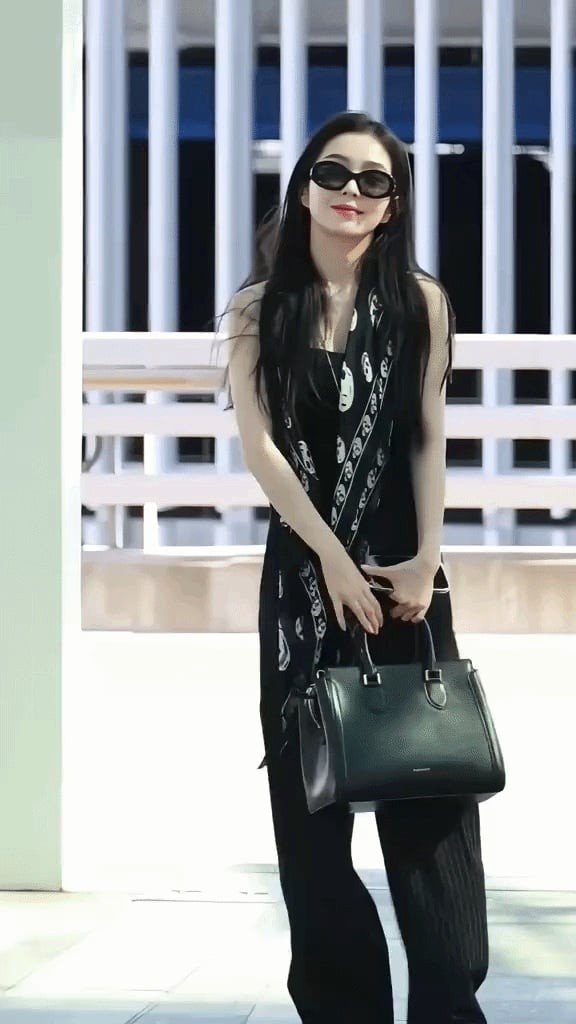 Các phụ kiện nhỏ như khăn quàng hay kính mắt cũng được sử dụng vừa đủ để tạo điểm nhấn mà không làm tổng thể trở nên rườm rà.