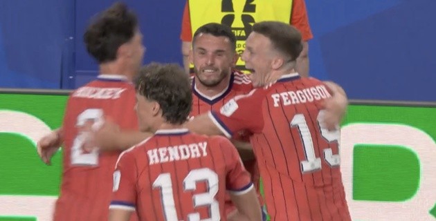 McGinn ghi bàn cho Scotland.
